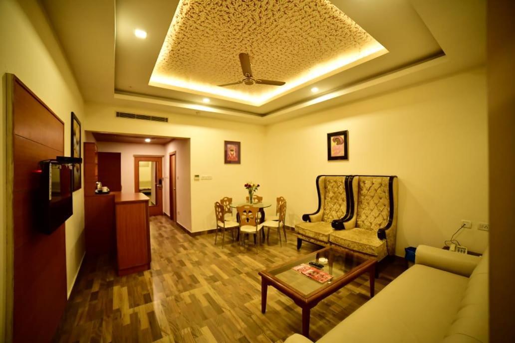 Grand Continental Hotel Аллахабад Екстер'єр фото