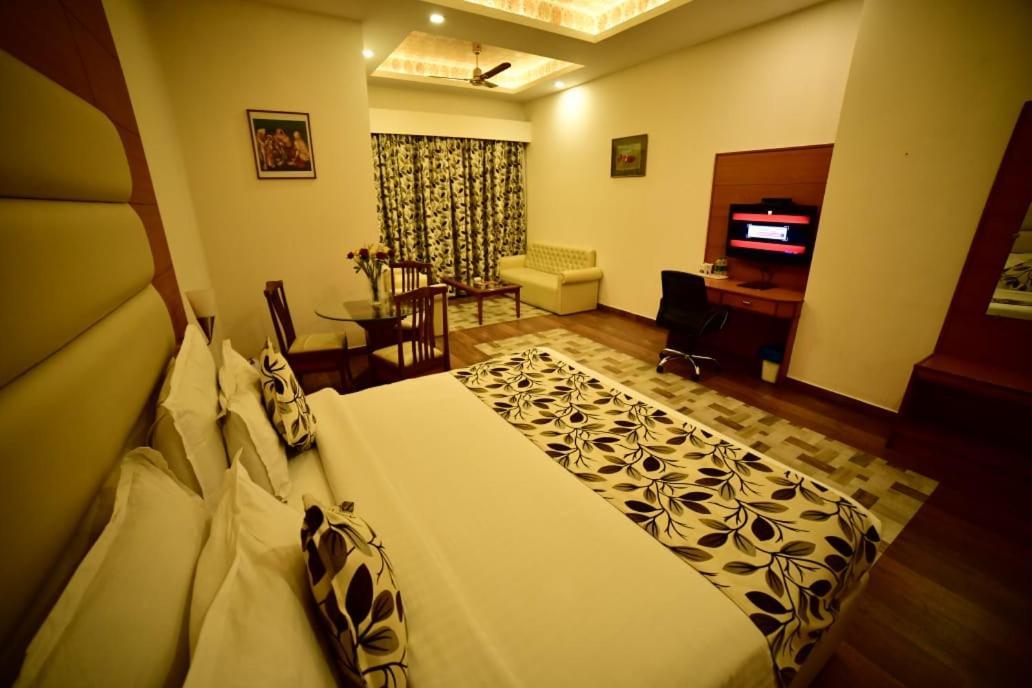 Grand Continental Hotel Аллахабад Екстер'єр фото